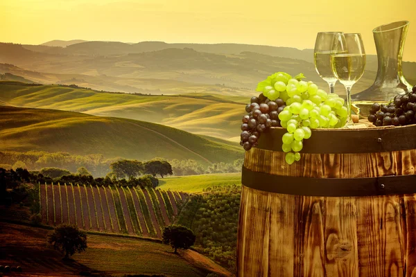 Beyaz şarap varil üzerinde — Stok fotoğraf