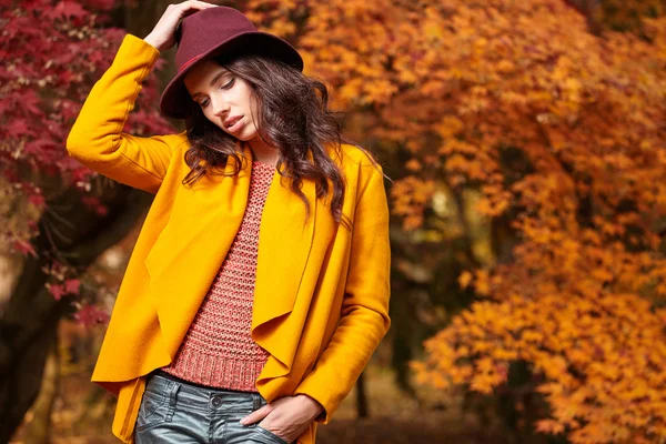 Frau im Herbst in einem Park — Stockfoto