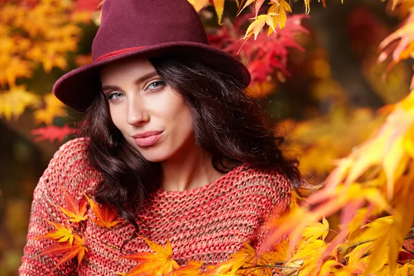 Herfst vrouw op Bladeren — Stockfoto