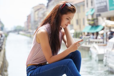 sokakta yürüyen kadın turist