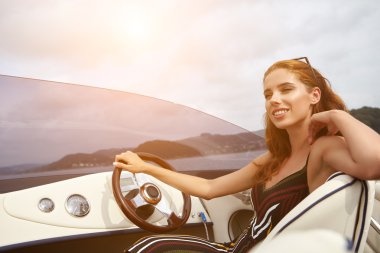 Motorlu tekne süren bir kadın 