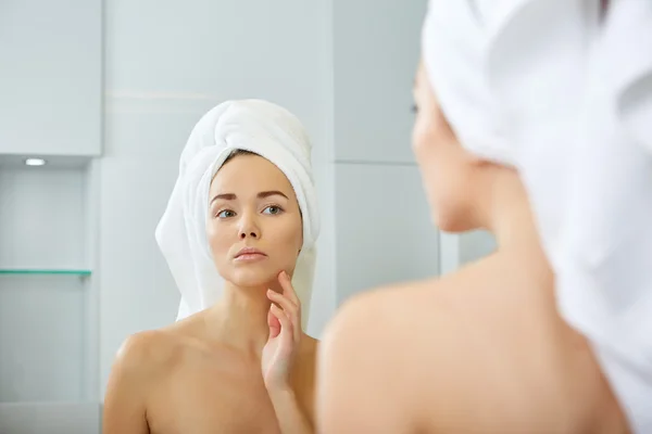 Frau in weiße Handtücher gehüllt — Stockfoto