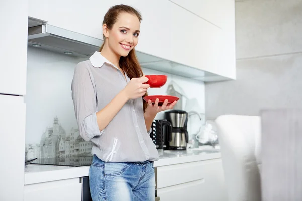 Mulher de pé na cozinha — Fotografia de Stock