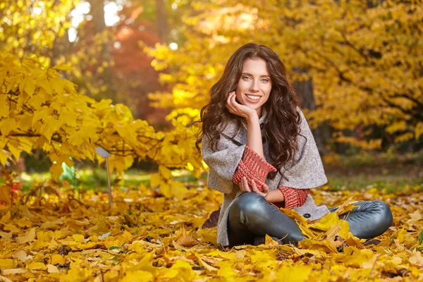 Hermosa mujer en abrigo — Foto de Stock