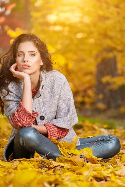 Schöne Frau im Mantel — Stockfoto