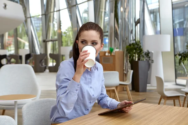 Zakenvrouw met digitale tablet — Stockfoto