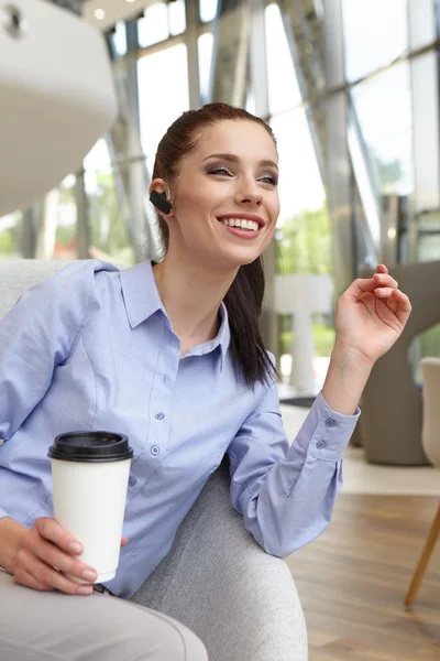 Vrouw zittend in café — Stockfoto