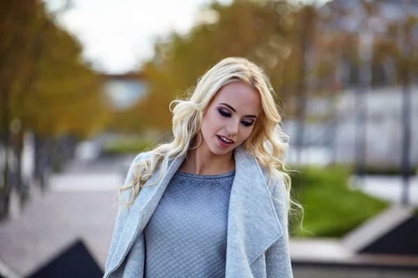 Mujer en la ciudad de otoño —  Fotos de Stock