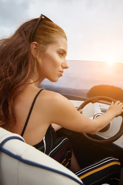 Woman driving a motor boat — Stock Photo, Image