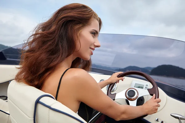 Mulher dirigindo um barco a motor — Fotografia de Stock