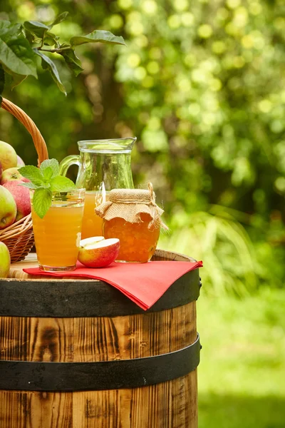 Jablka na pozadí orchard — Stock fotografie