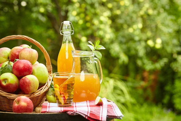 Äpplen och apple juice bevarar på fat — Stockfoto