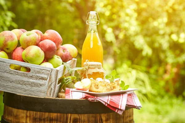 Manzanas y zumo de manzana conservados en barril — Foto de Stock
