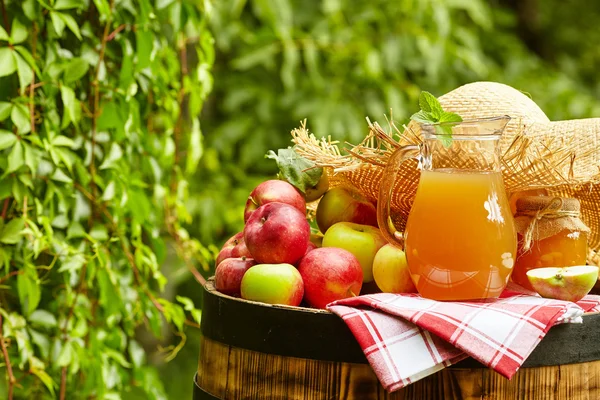 Manzanas y zumo de manzana conservados en barril — Foto de Stock