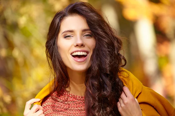 Mujer hermosa otoño . — Foto de Stock