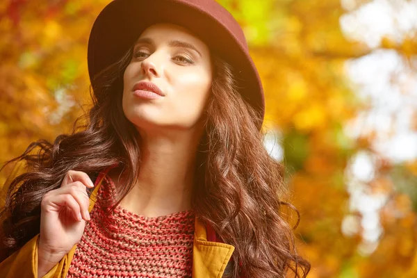 Bella donna in cappello marrone — Foto Stock