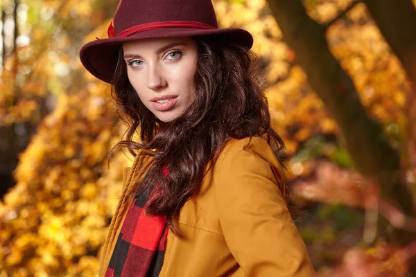 えび茶色帽子で美しい女性 — ストック写真