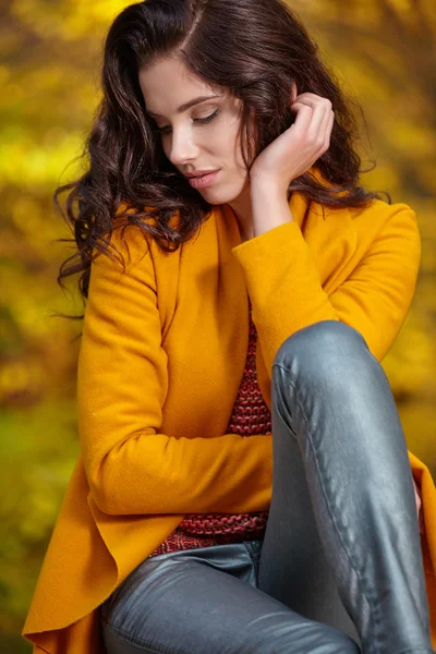 Junge Frau im Herbst-Styling — Stockfoto