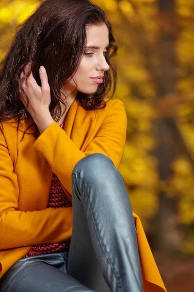 Young woman in autumn styling — Stock Photo, Image