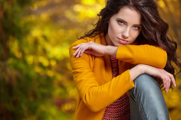秋のスタイリングの若い女性 — ストック写真