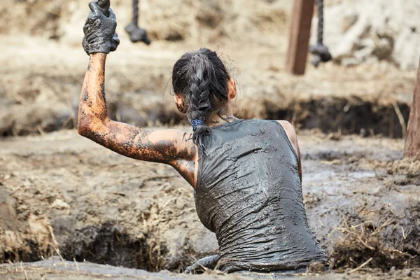 Woman climbs on rope — Stock Photo, Image