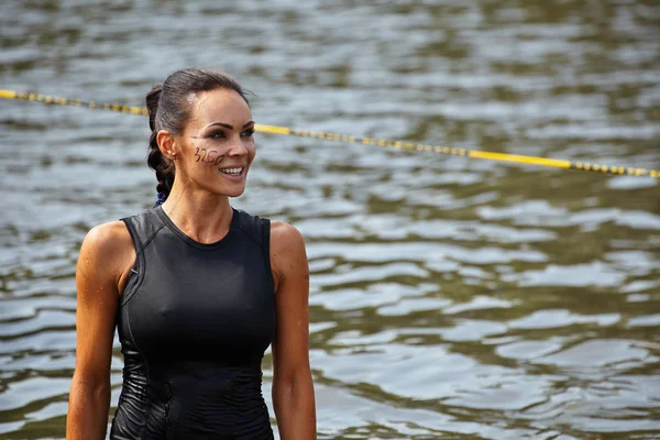 Влажная спортивная женщина в озере — стоковое фото
