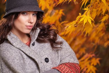 sonbaharda parkta duran kadın