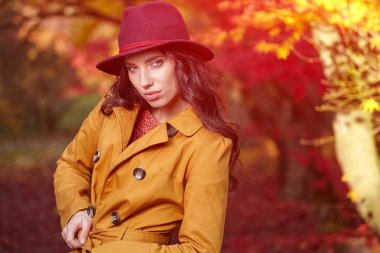 sonbaharda parkta duran kadın