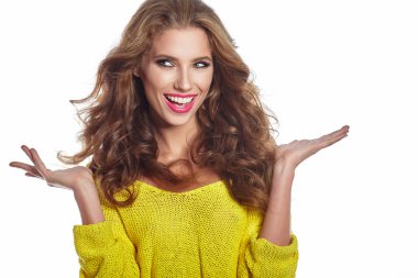 Genç ve muhteşem bir kadının moda fotoğrafı.