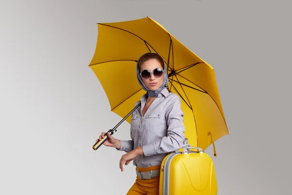 Mulher com guarda-chuva e mala — Fotografia de Stock