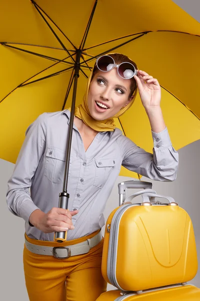 Frau mit Regenschirm und Koffer — Stockfoto
