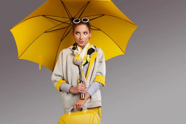 Mulher com guarda-chuva e mala — Fotografia de Stock