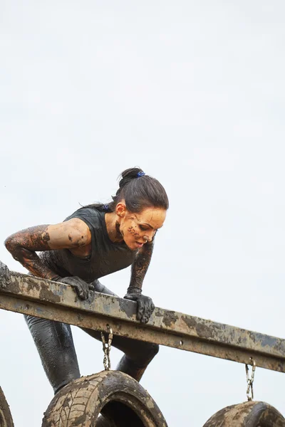 Woman in dirt on an obstacle course — Stock Photo, Image