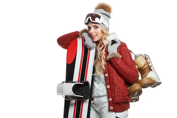 Femme debout tenant snowboard — Photo