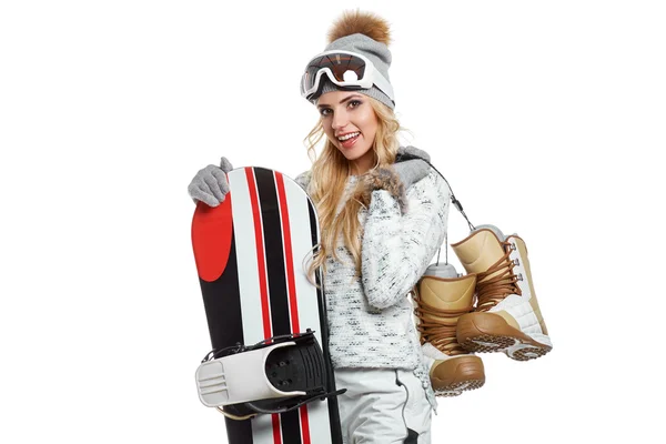 Mulher de pé segurando snowboard — Fotografia de Stock