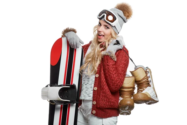 Femme debout tenant snowboard — Photo