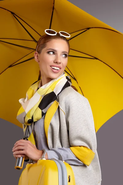 Femme avec parapluie et valise — Photo