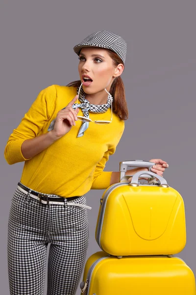 Frau mit gelbem Koffer — Stockfoto
