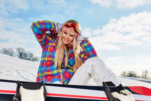 Genç kadın snowboarder — Stok fotoğraf