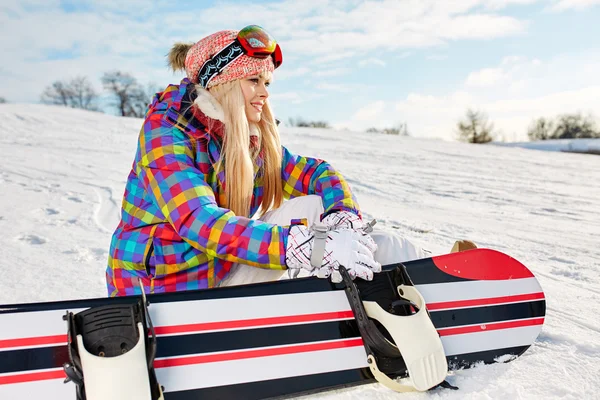 Joven snowboarder femenino — Foto de Stock