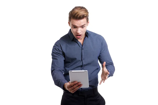 Молодий чоловік використовує цифровий планшет — стокове фото