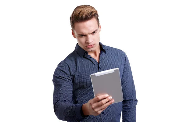 Hombre joven usando tableta digital — Foto de Stock