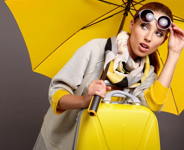 Mulher glamour sob guarda-chuva amarelo — Fotografia de Stock