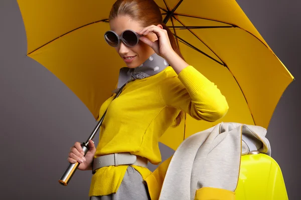 Mulher glamour sob guarda-chuva amarelo — Fotografia de Stock