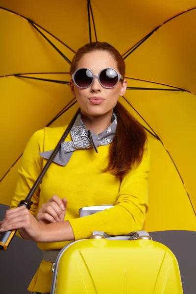 Glamour-Frau unter gelbem Regenschirm — Stockfoto