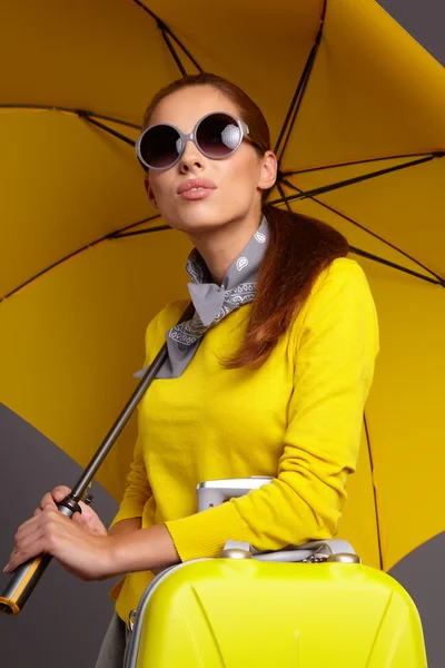 Glamour nő alatt sárga esernyő — Stock Fotó