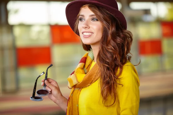 Bella giovane donna in una stazione ferroviaria — Foto Stock