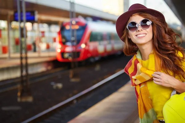 Mulher bonita em uma estação de trem — Fotografia de Stock