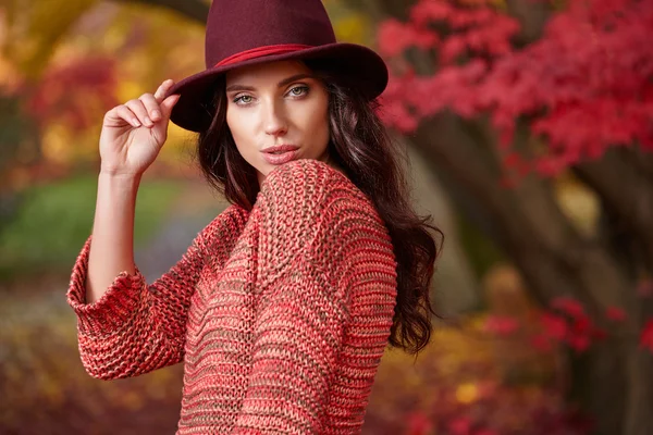 Bella donna nel parco autunnale — Foto Stock