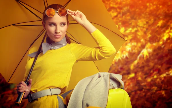 Glamour-Frau mit gelbem Regenschirm — Stockfoto